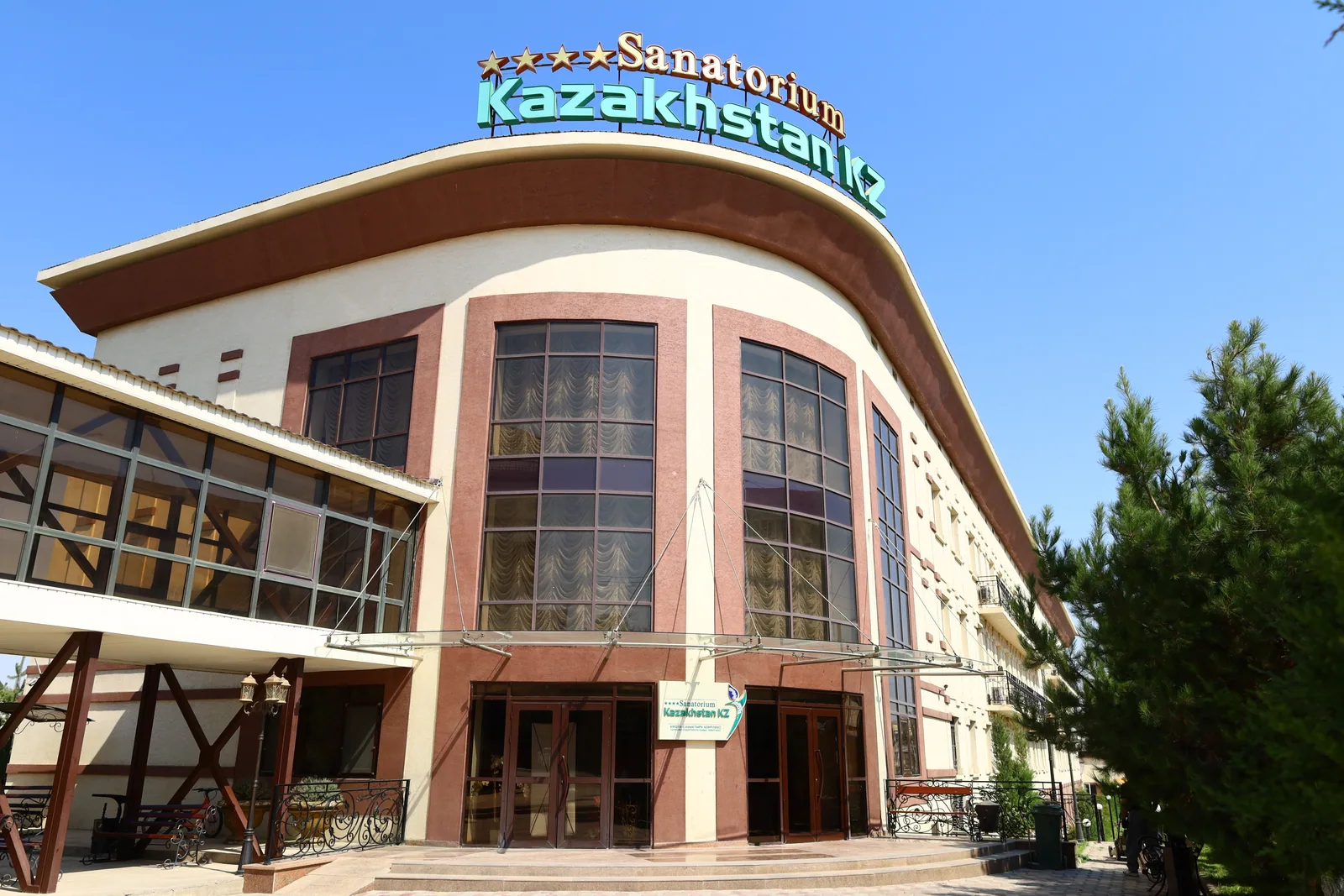 Главный корпус санатория «Казахстан KZ» под ясным небом