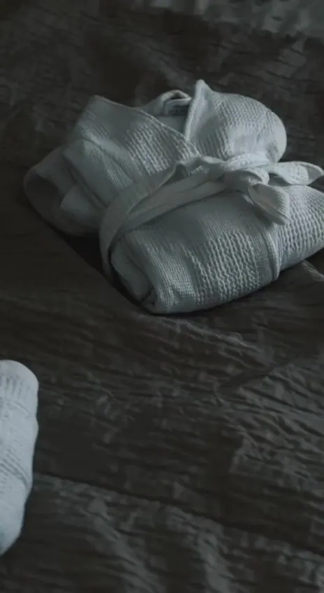 Подготовленное спальное место с полотенцами