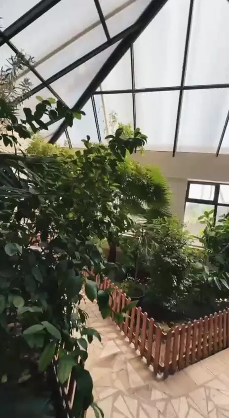 Светлый переход с растениями между корпусами